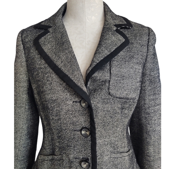 Trina Turk Tweed Jacket Blazer Gray Black Three Buttons Fitted Wool Silk Size 8 - Picture 2 of 12